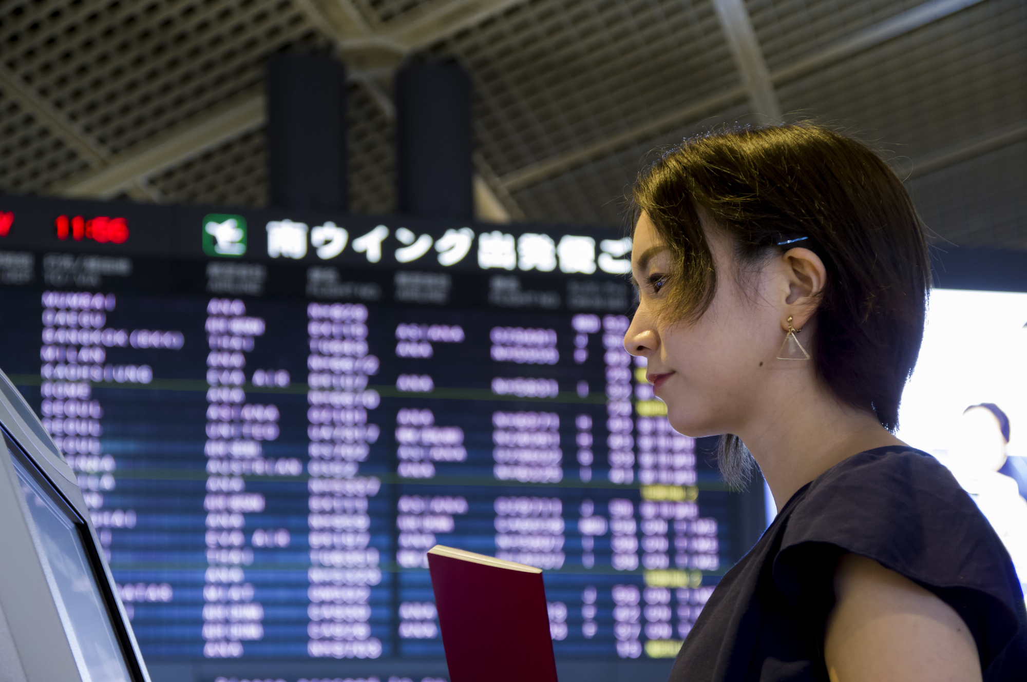 空港でキオスク端末を操作する女性のイメージ