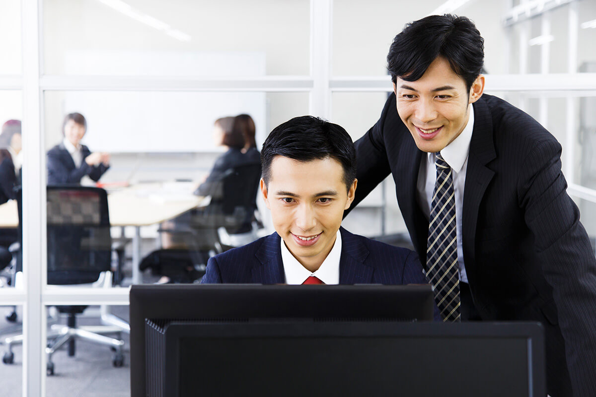 Optimal Bizを導入してウェブブラウザー上から簡単にモバイル端末を一括管理している企業のイメージ